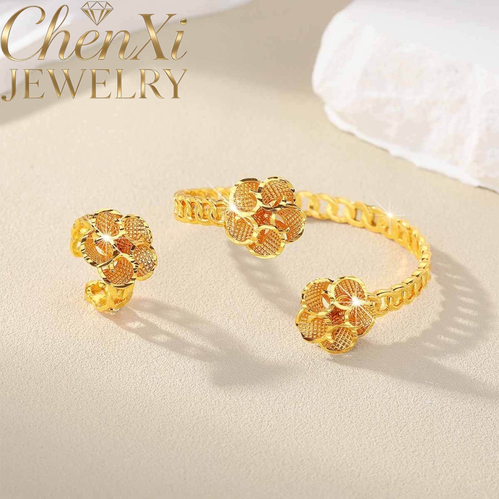 Coordinates Bracelet - サンドゴールドの花柄オープンエンドバングルとリングのセット、巧みに調和した装飾品、エレガントな花柄モチーフの指輪、毎日の装飾に最適